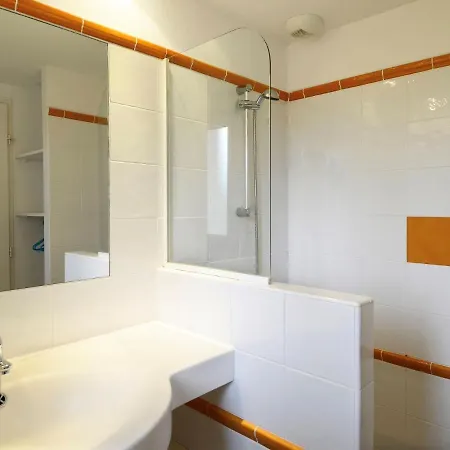 Detached With A Private Pool Near 居让梅斯特拉