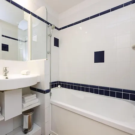 Detached With A Private Pool Near 别墅 *