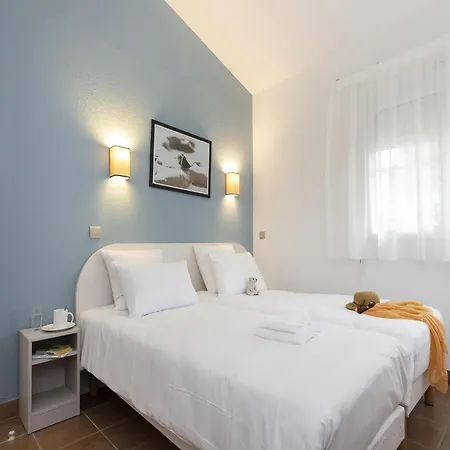 Detached With A Private Pool Near 别墅 *